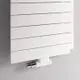 Kermi-Heizkörper in Weiß, mit flacher Oberfläche und seitlichem Anschluss, montiert an einer hellen Wand.